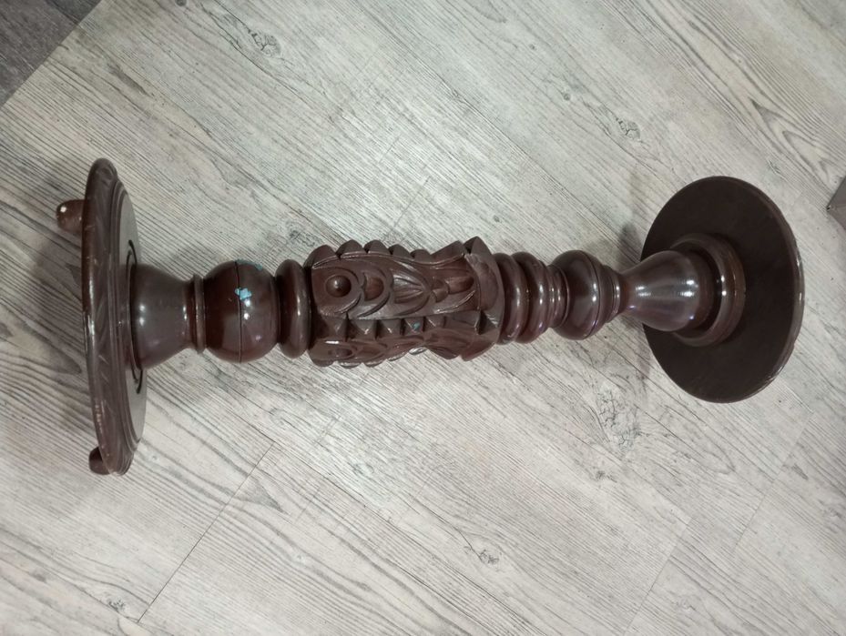 Coluna de mogno castanha