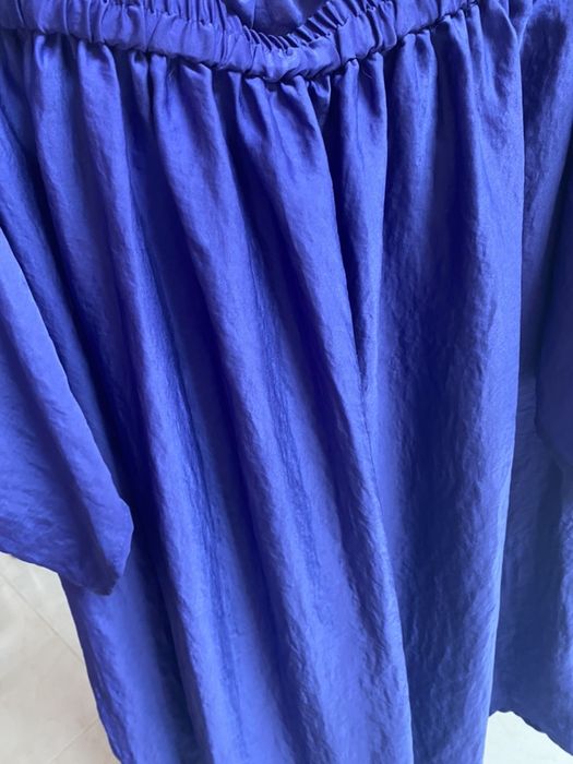 MANGO - Vestido Azul acetinado ombro a ombro - manga descaida (usado)