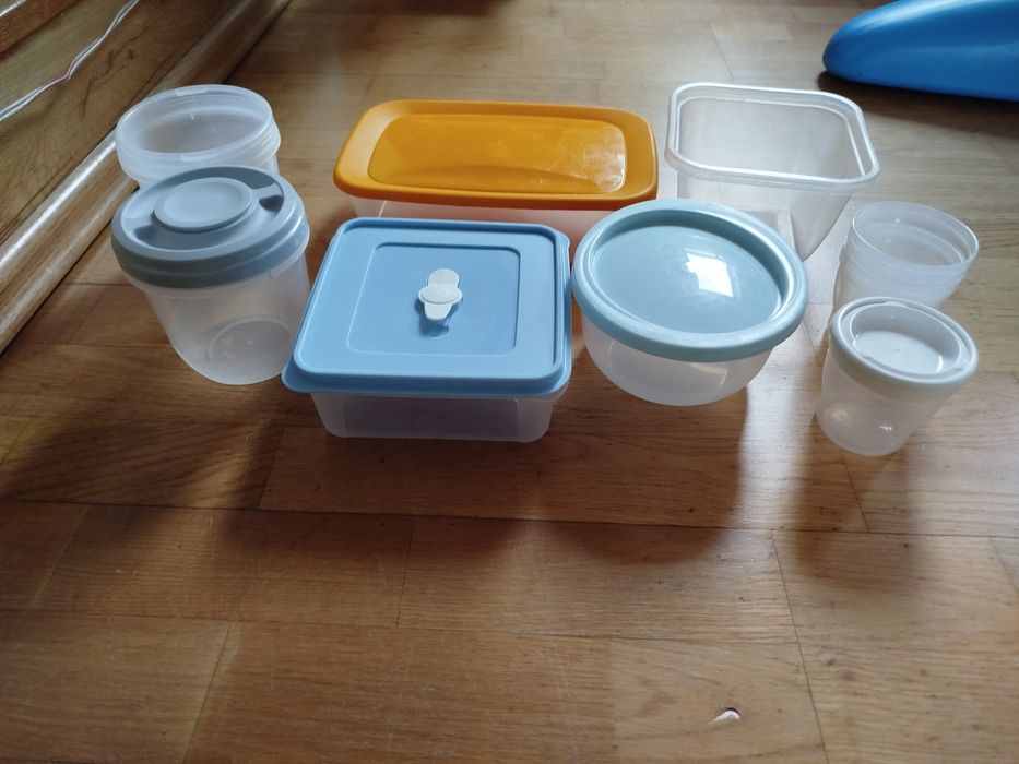 Zestaw plastikowych pojemników
