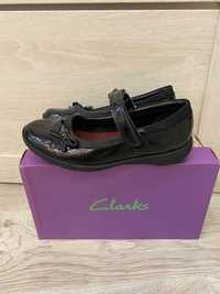 туфлі балетки Clarks шкіряні/лак 33/20