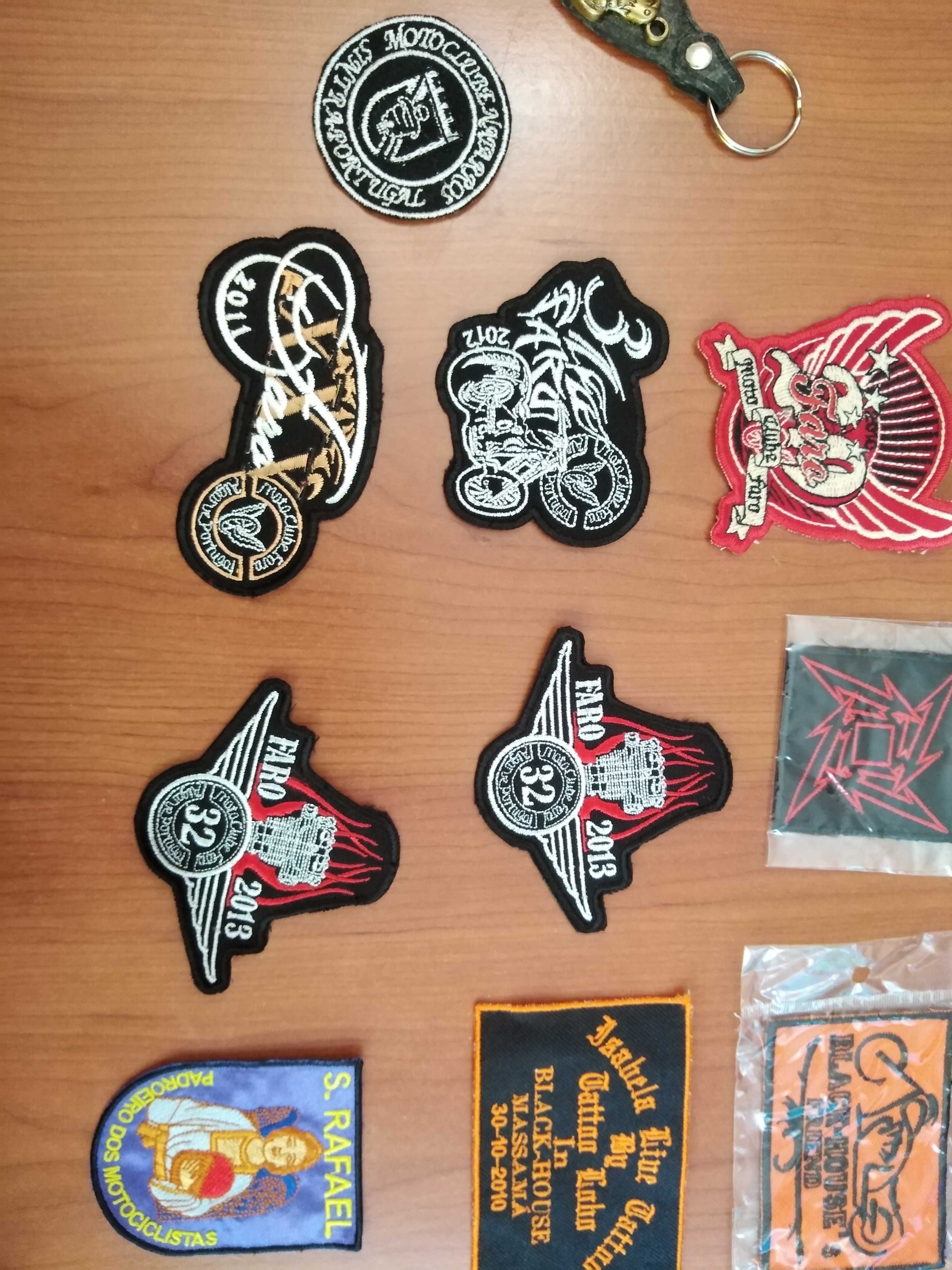 pins de clubes de motas e lgumas estampas e autocolantes