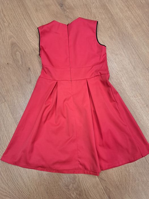 Elegancka czerwona sukienka z czarnymi detalami dla dziewczynki 128