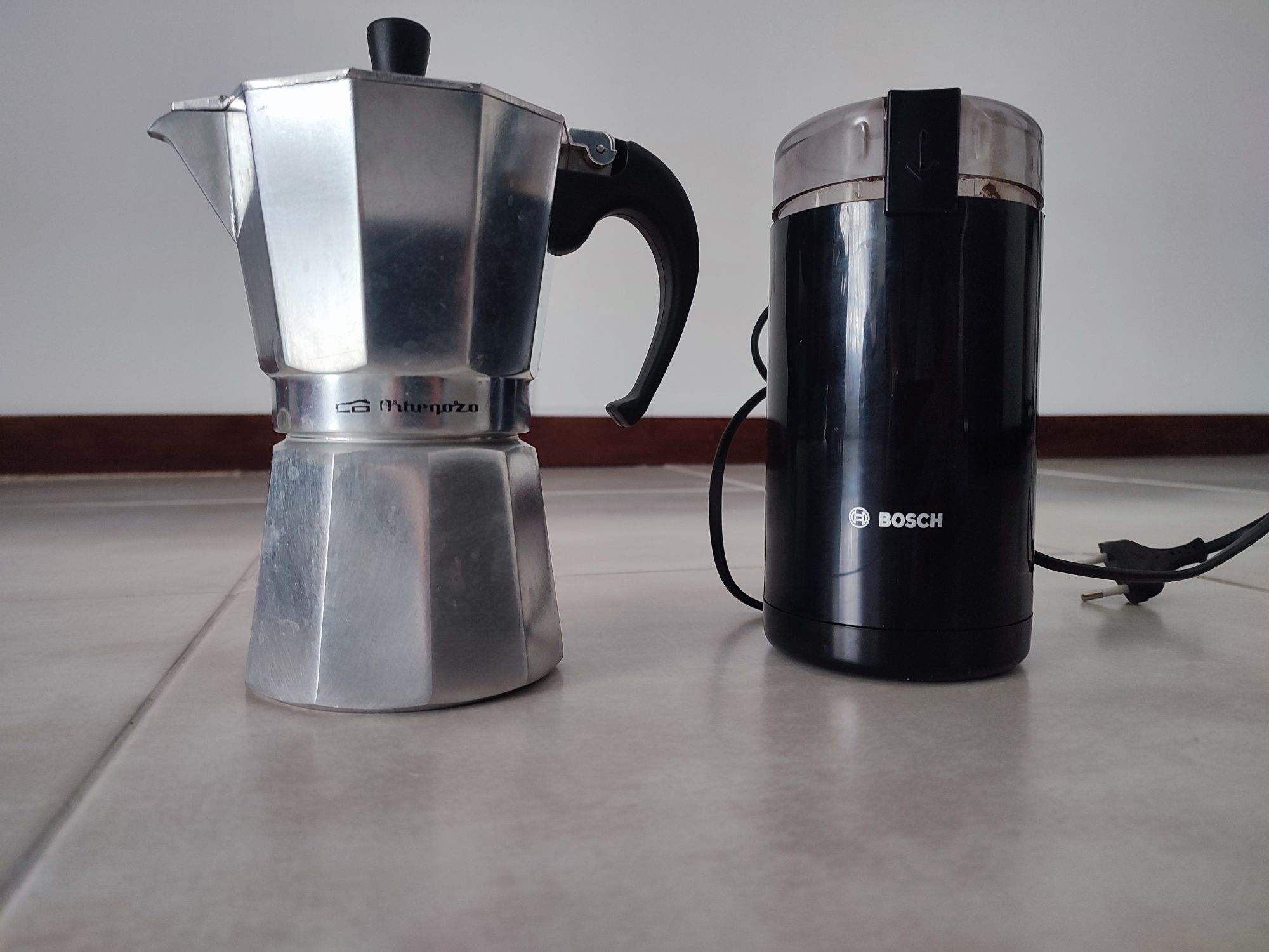 Cafeteira de café e triturador de café