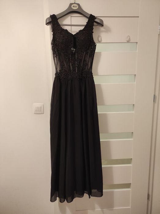 Długa czarna sukienka na studniówkę