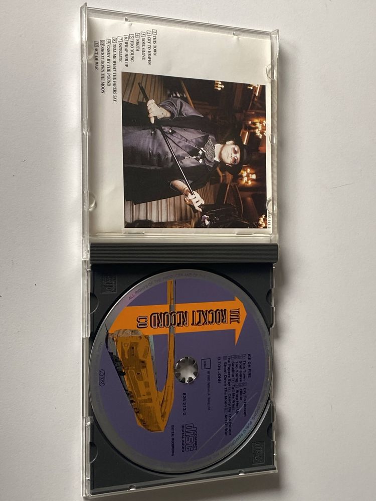 Conjunto de 7Cds. 5 Elton John e Santana (x2).O preço é do total.
