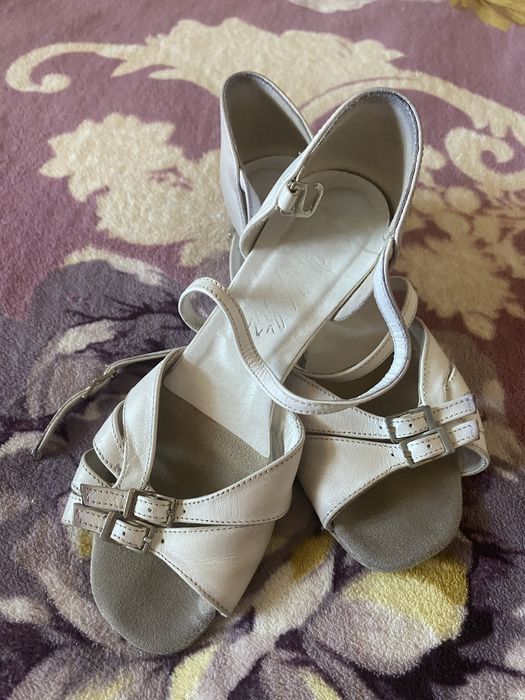 Одяг для бальних танців боді, туфлі, чешки, кросівки для тренувань