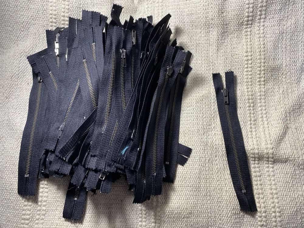 Varias cores de fechos e tamanhos