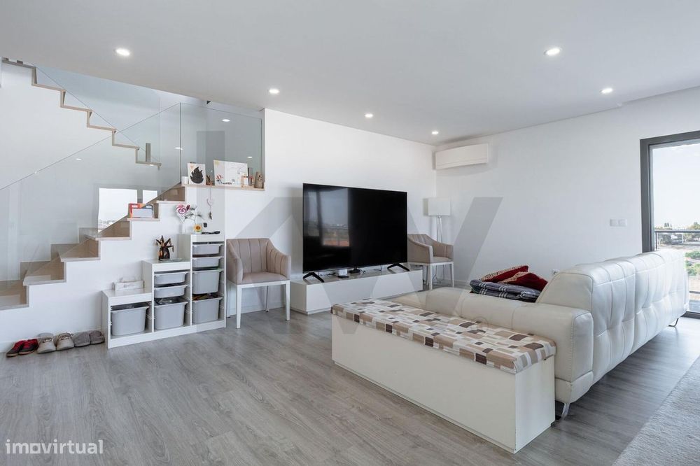 Penthouse Duplex T3+2 com Terraço e Vista Panorâmica — Alto dos Moinho