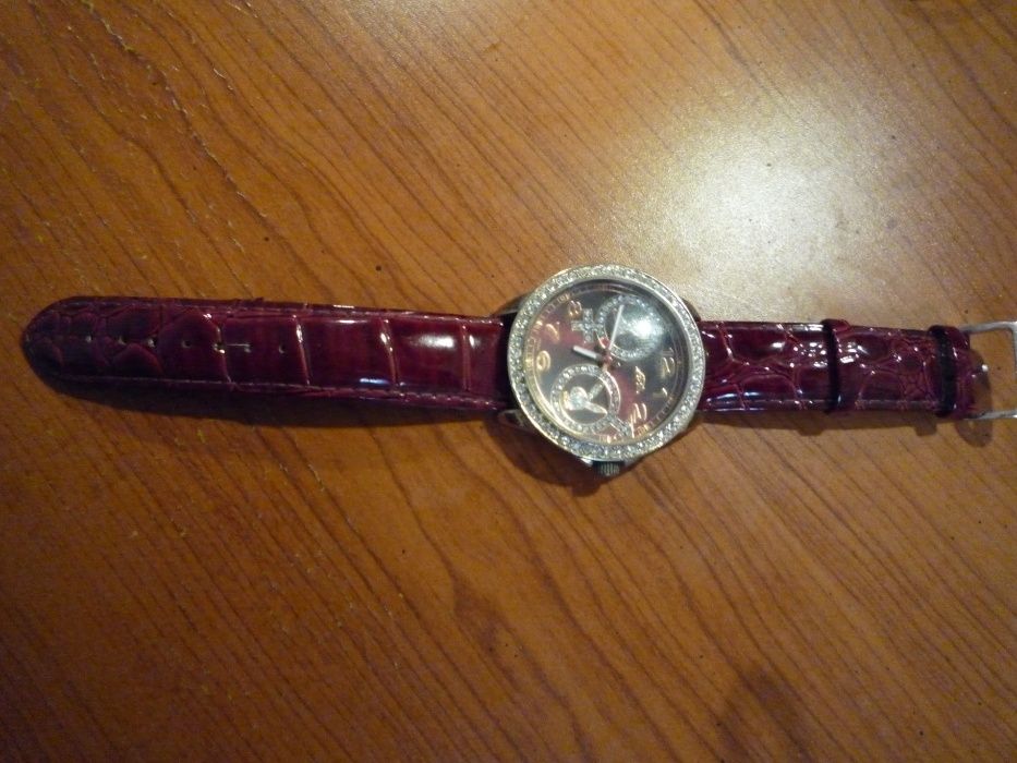 Adis-Женские часы украшены кристаллами Сваровски.