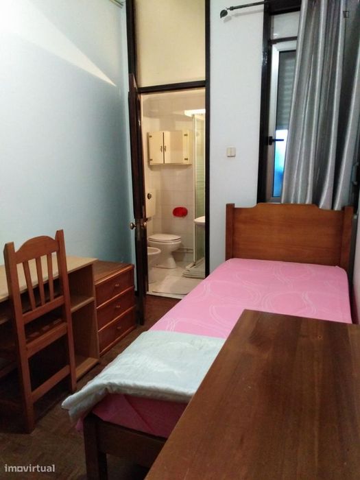 Quarto - localizado em Massarelos Porto
