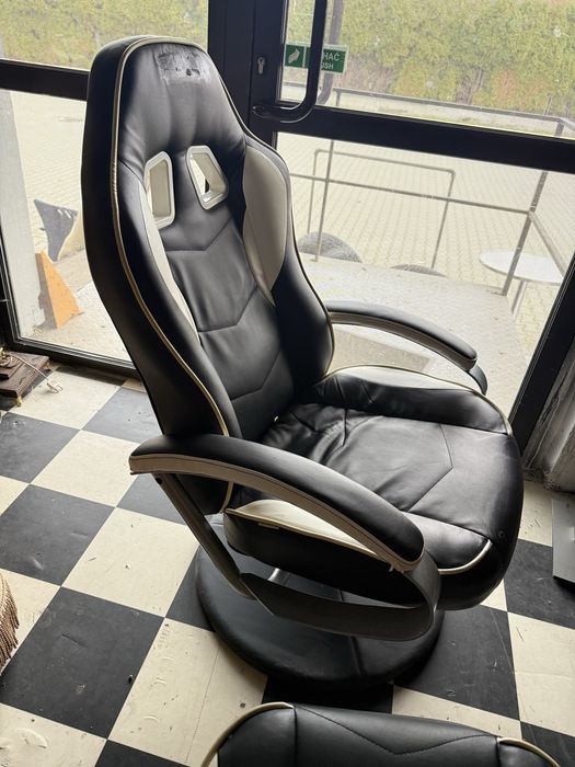 Fotel obrotowy z podnóżkiem w stylu gamingowym