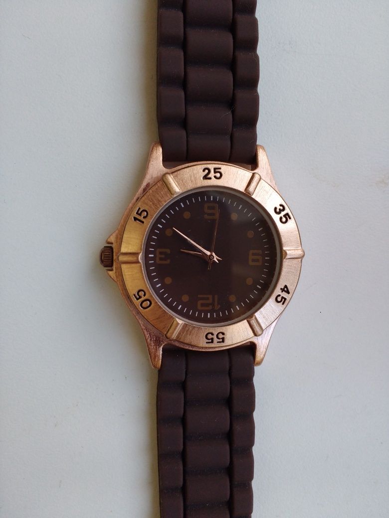 Damski zegarek z brązowym paskiem