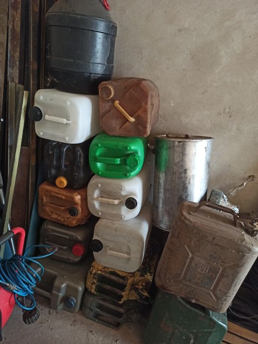 Каністри пластикові,металеві