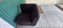 Sofa canto estufado preto linha branca