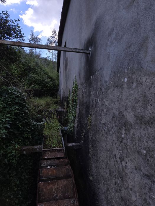 Casa da moagem perto do rio