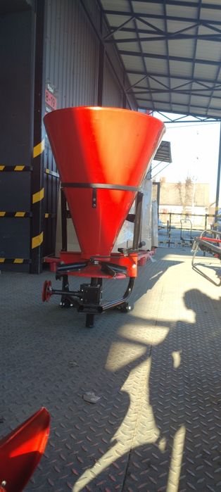 Розкидувач добрив насіння та піску Шип РУМ 100