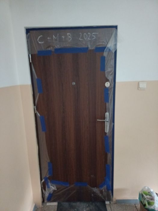 Sprzedam drzwi wewnątrz klatkowe skrzydło + klamka, zamek z kluczem