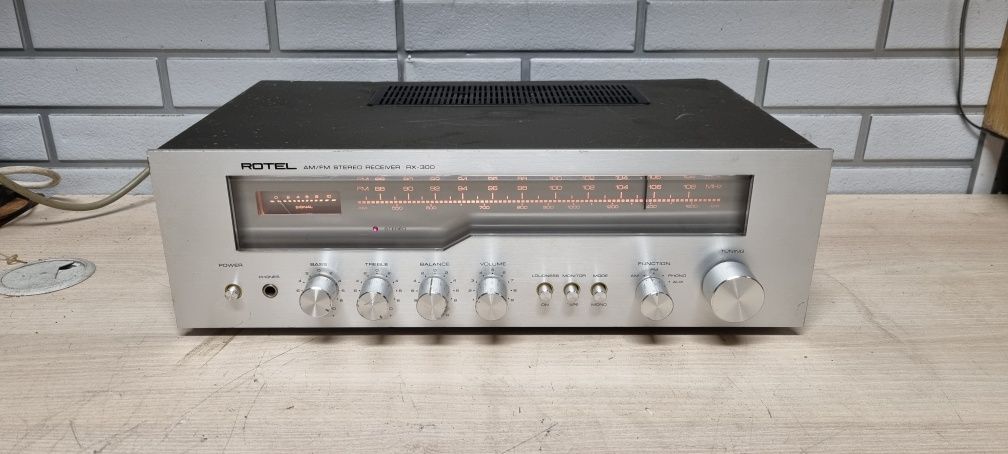 Amplituner ROTEL RX-300. HI-FI stereo