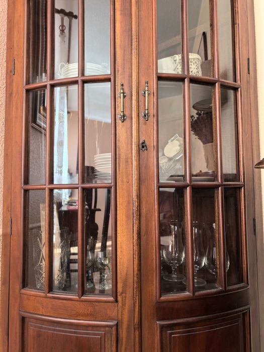 Drewniana mahoniowa witryna z Indonezji