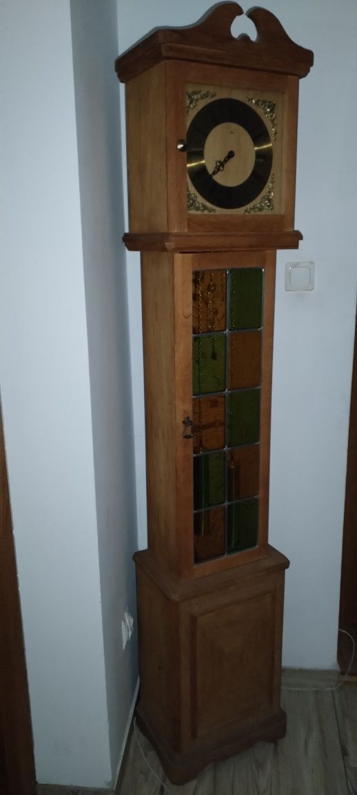 Zegar stojący z jasnego drewna