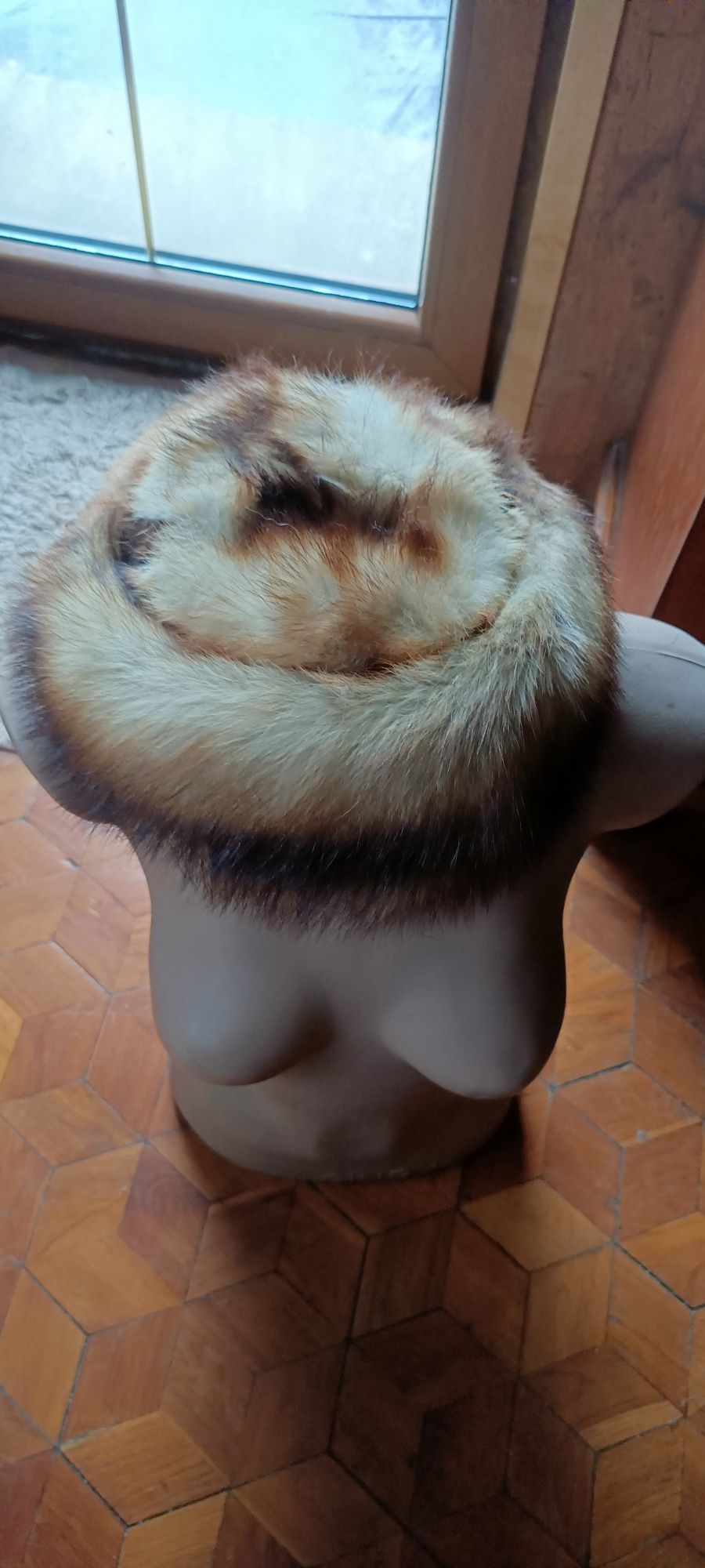 Czapka z norek, bardzo elegancka