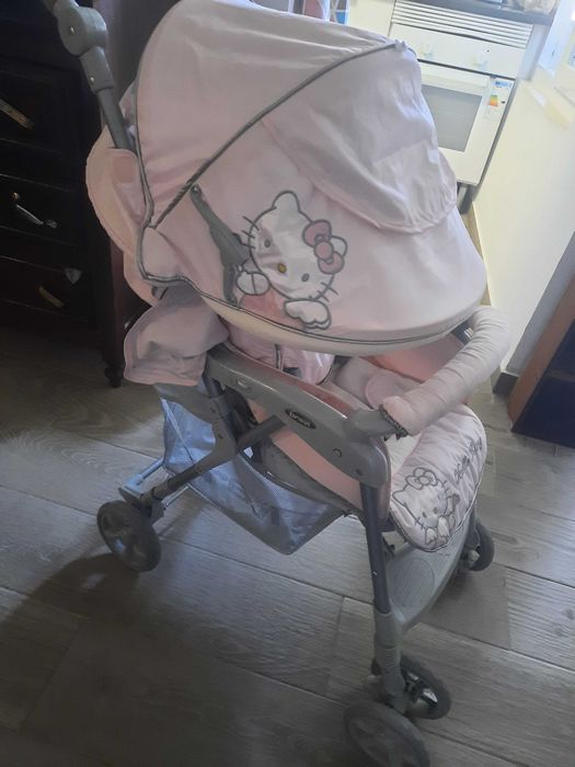 Vendo carrinho de passei HELLO KITTY em muito bom estado
