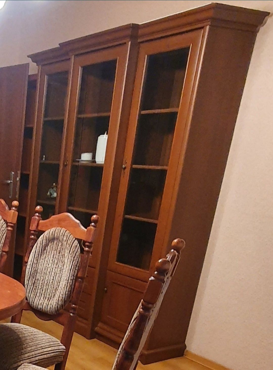 Witryna ze szklanymi drzwiami