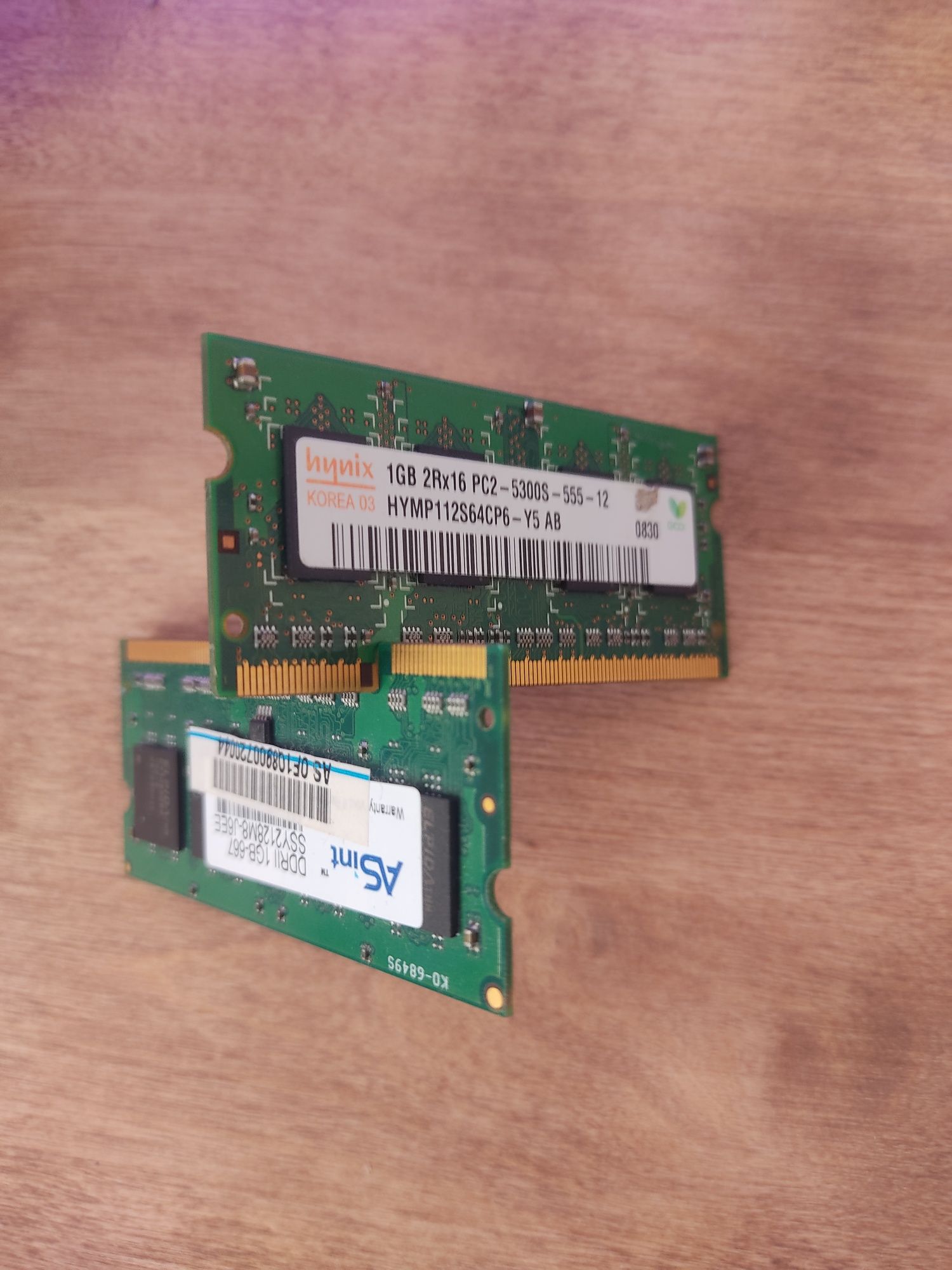 2 pamięci RAM dla Laptopa (1 i 1gb) DDR2