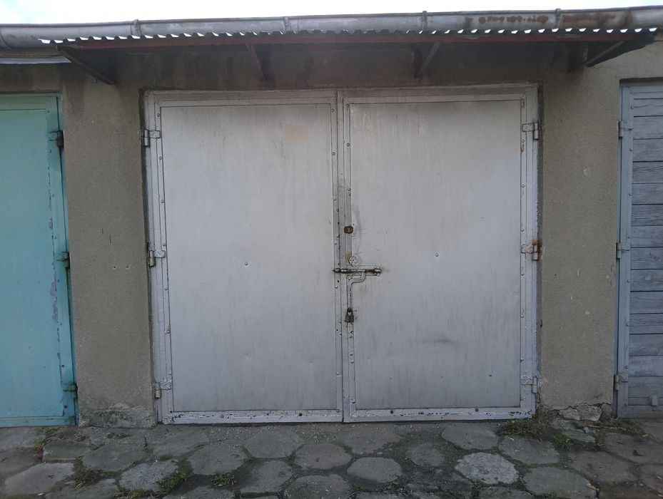 Garaż murowany z kanałem