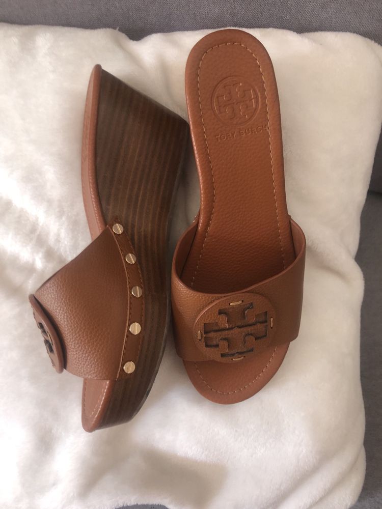 Skorzane klapki na koturnie Tory Burch r.39