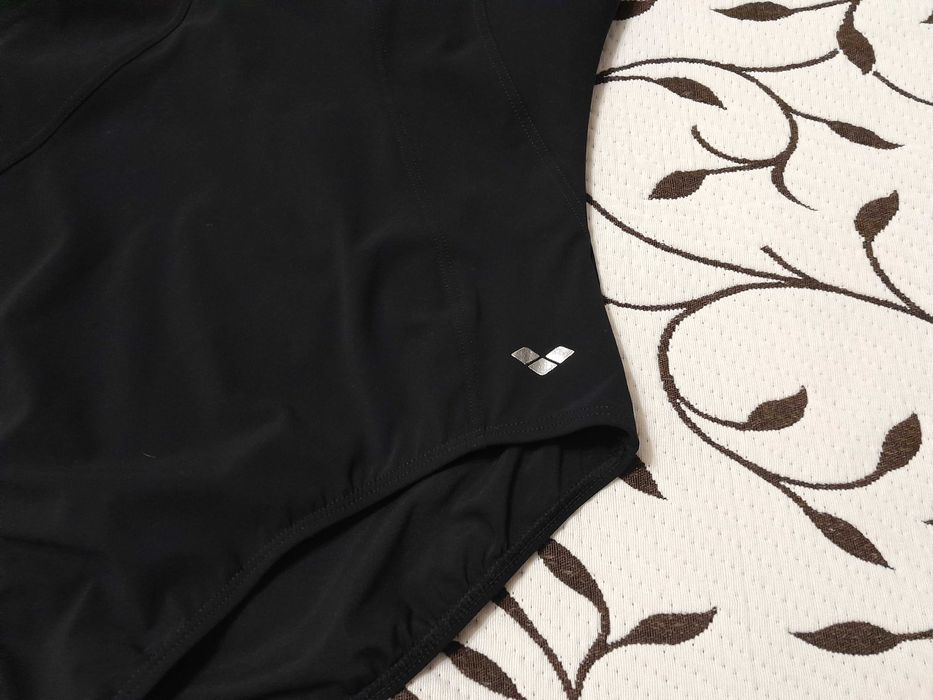 Купальник женский для плавания, размер 50-52, фирмы Arena