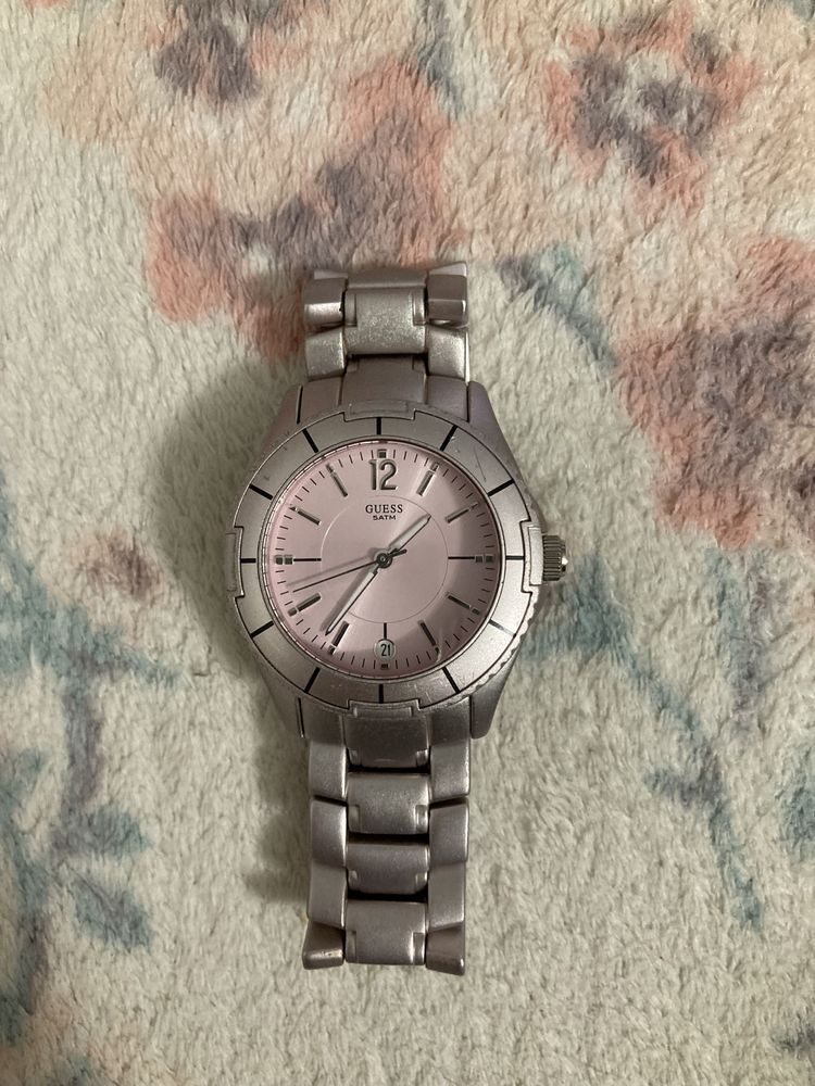 Wodoodporny damski zegarek srebrna bransoleta Guess z różową tarczą