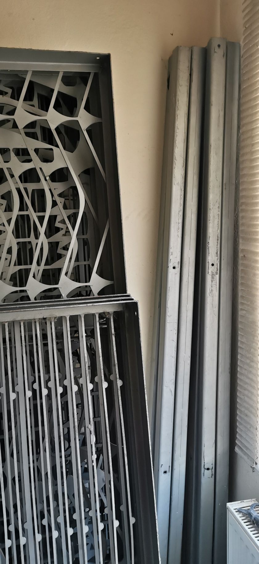 Dwa regały metalowe magazynowe o długości ok 6mb oraz ok 7,5mb