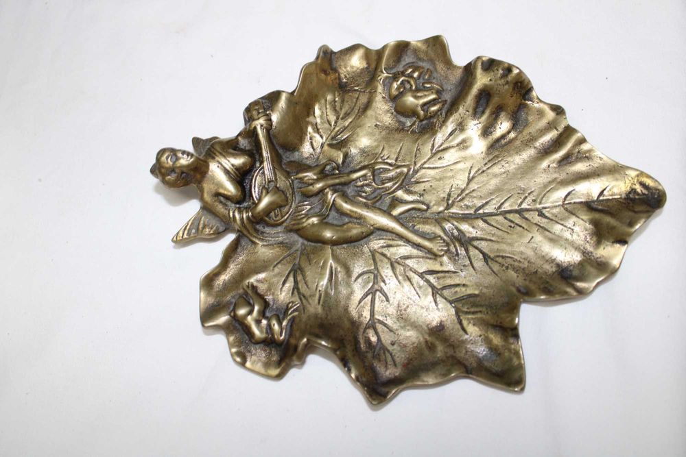 Cinzeiro Arte Nova em bronze, com 24 cm, figura musical, sobre parra