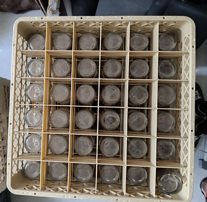 Raki/skrzynie  ze szklankami