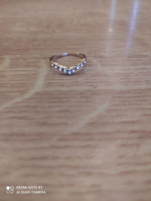 Pierścionek damski w kolorze złota