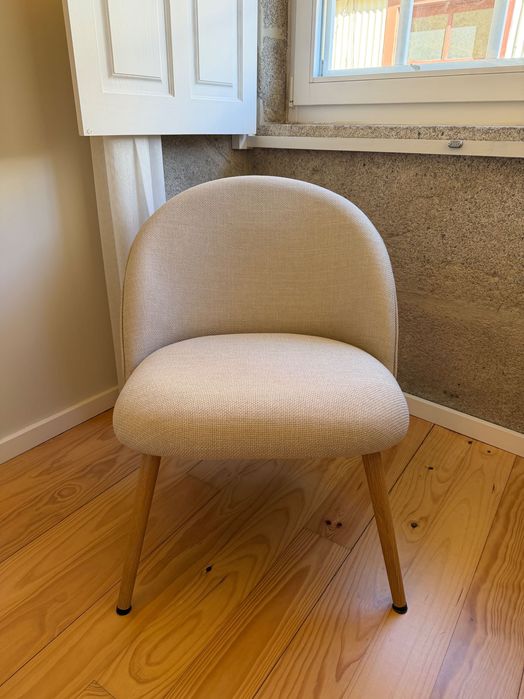 Poltrona em tecido bege, como nova