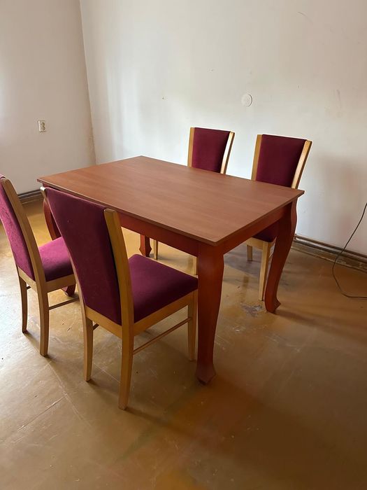 Sprzedam stół do jadalni i 4 krzesła oraz 2 taborety