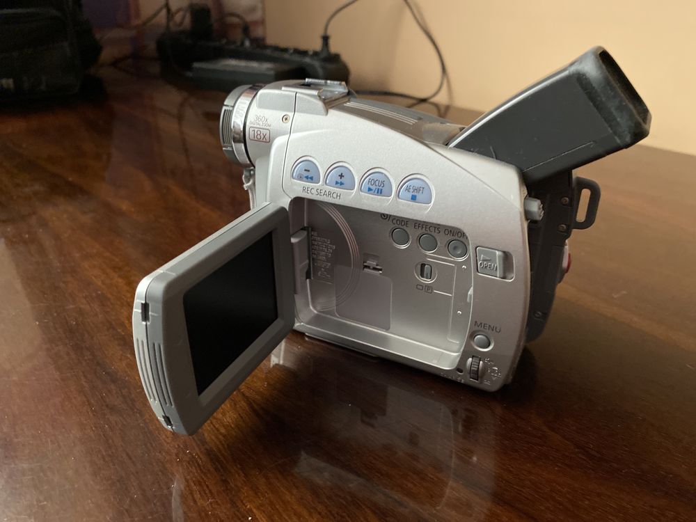 Kamera Canon model MV 590