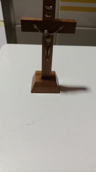 Mísula pequena nova e cruz em madeira