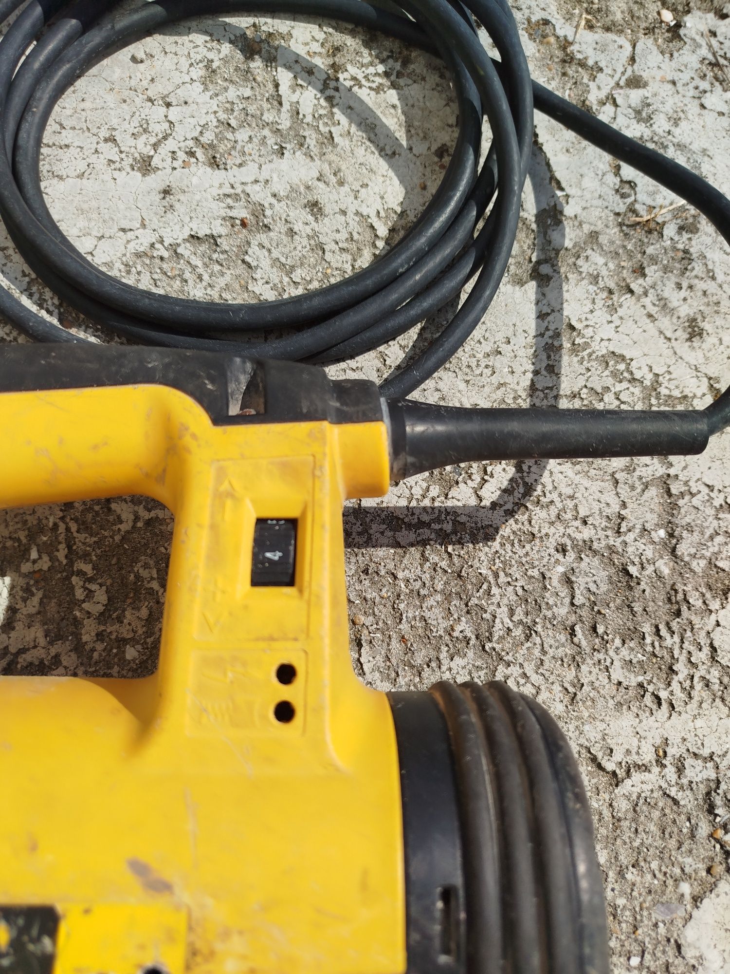 Vende-se martelo demolidor elétrico