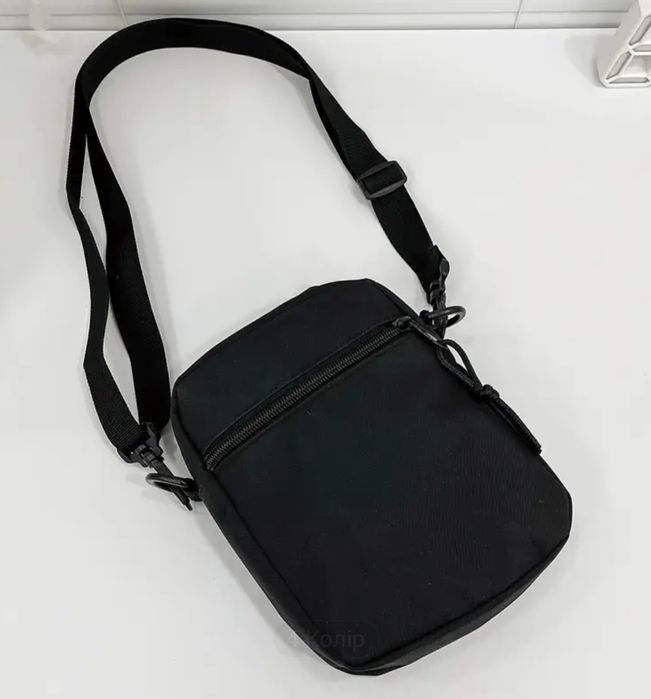 чорна сумка с прінтом