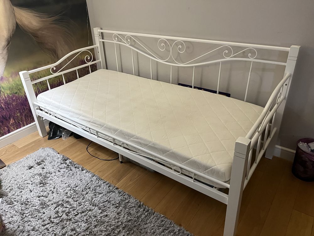 łóżko metalowe z materacem
