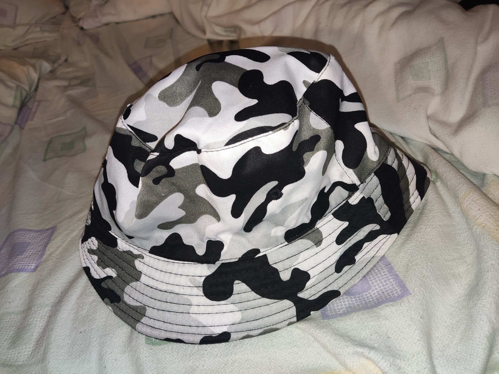 Bucket Hat preto e branco