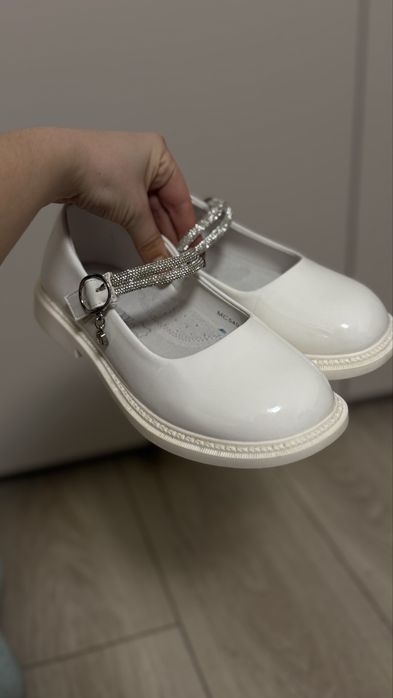 Білосніжні дівчачі туфельки