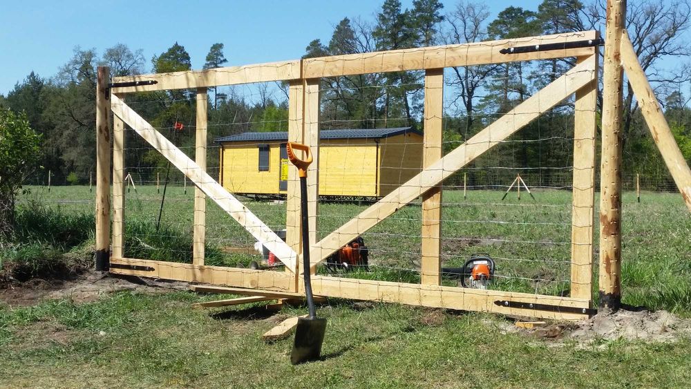 stemple, słupki, kołki, ogrodzenie tymczasowe budowlane