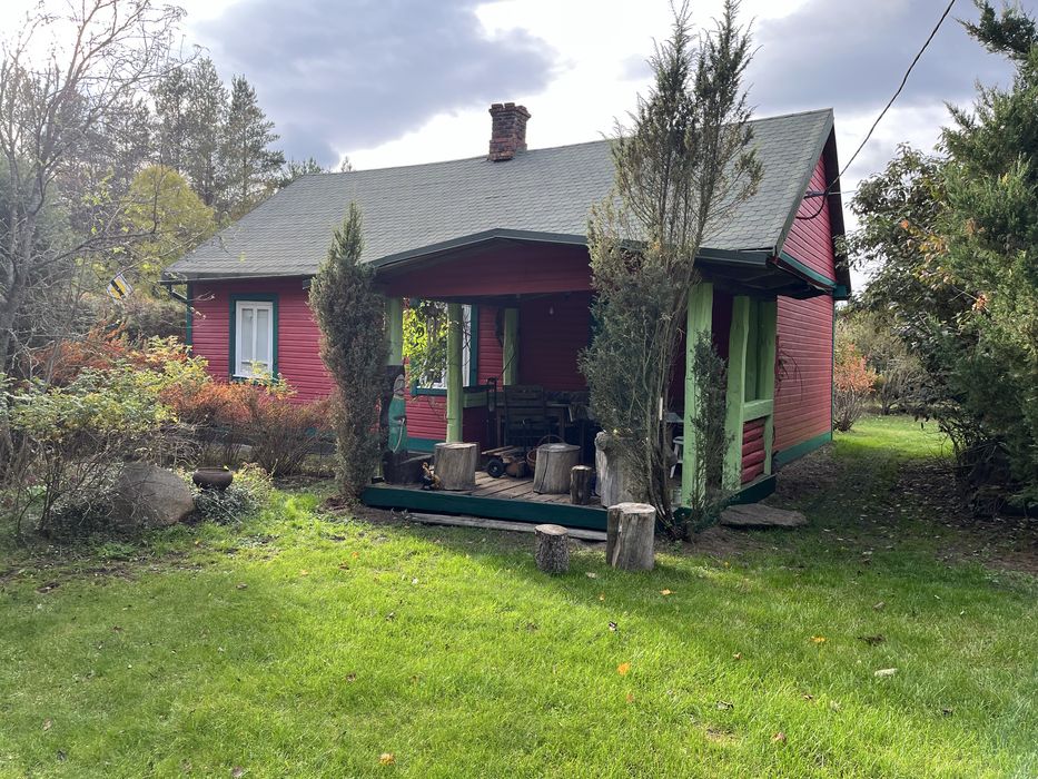 Domek, chatka na wsi, za wsią pod lasem podlaskie