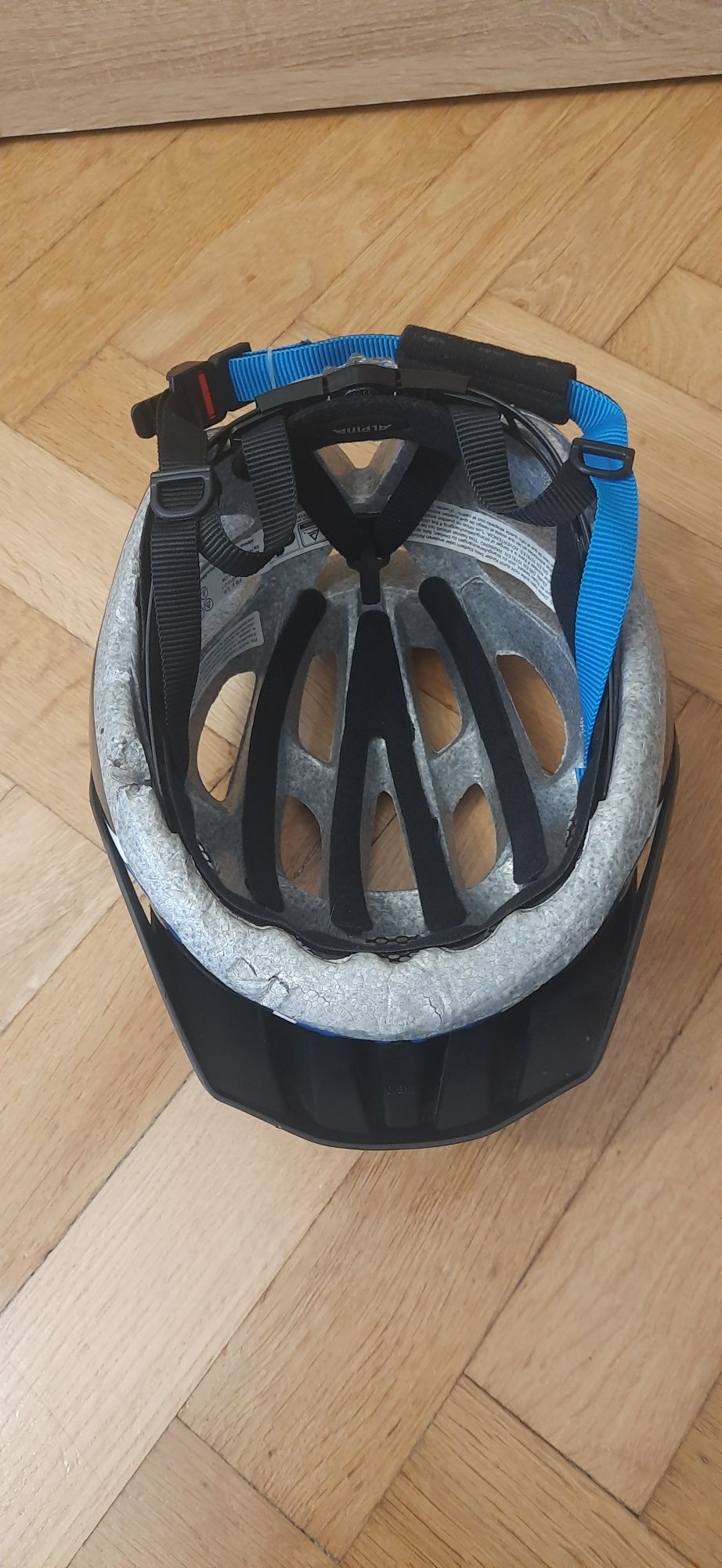 Kask rowerowy z daszkiem