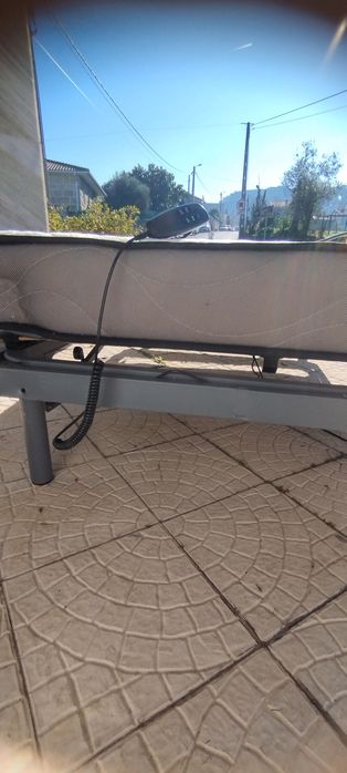 Cama articulada com comando