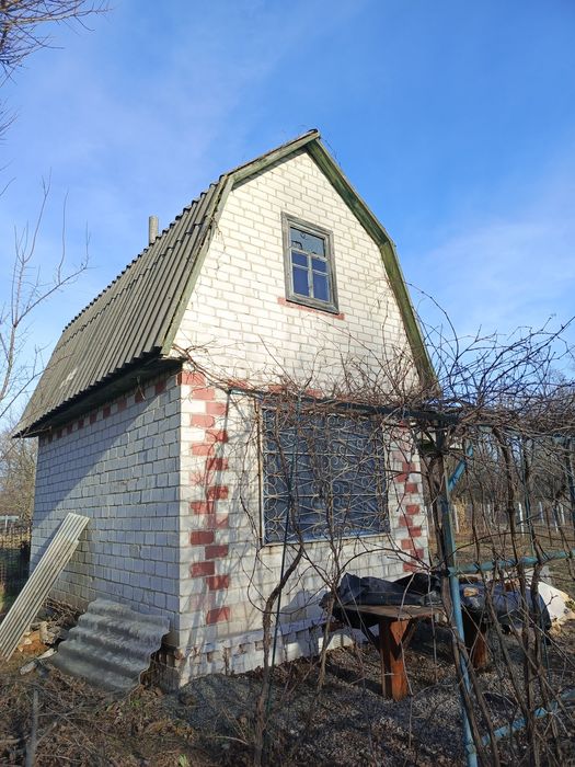 Дача ЗАЗ поряд із зупинкою.